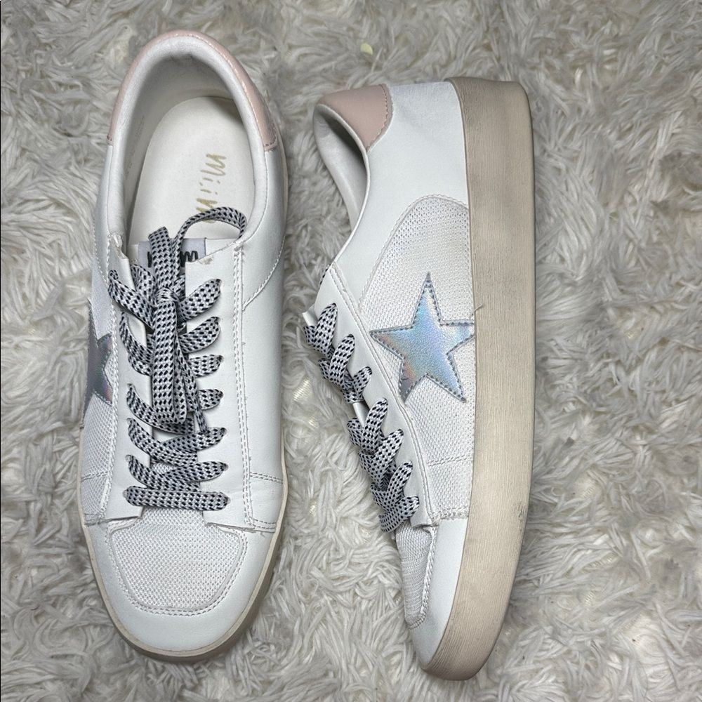 Mi.im  White Sneakers with silver star WMN size 10